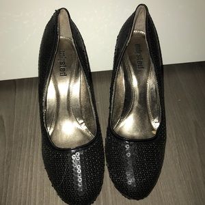 Sequin pumps
